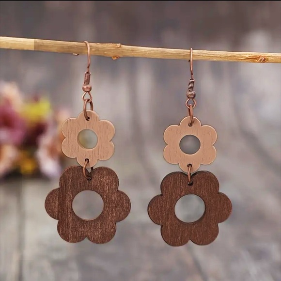 BOGO! Daisy flower Wooden dangle Earrings NEW - Picture 1 of 3
